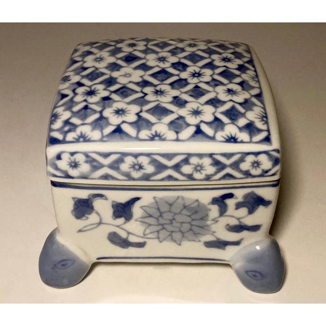 1980s Chinese Blue and White Porcelain Trinket Boxes a Pair For Sale In New York - Image 6 of 9