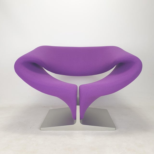 An iconic Ribbon Chair, designed by Pierre Paulin for Artifort. Originally introduced in 1966, the Ribbon Chair has become...