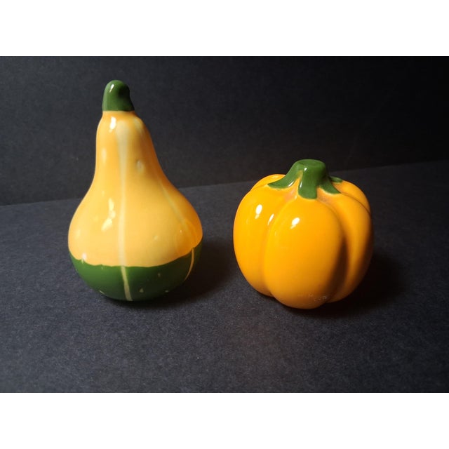 Fun vintage 1980s salt and pepper shakers. This set features pumpkin and decorative gourd shaped shakers .They are made of...