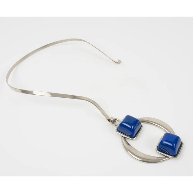 1970s Mid Century Space Age Collar Pendant Necklace Silvered Metal and Blue Resin For Sale - Image 5 of 8