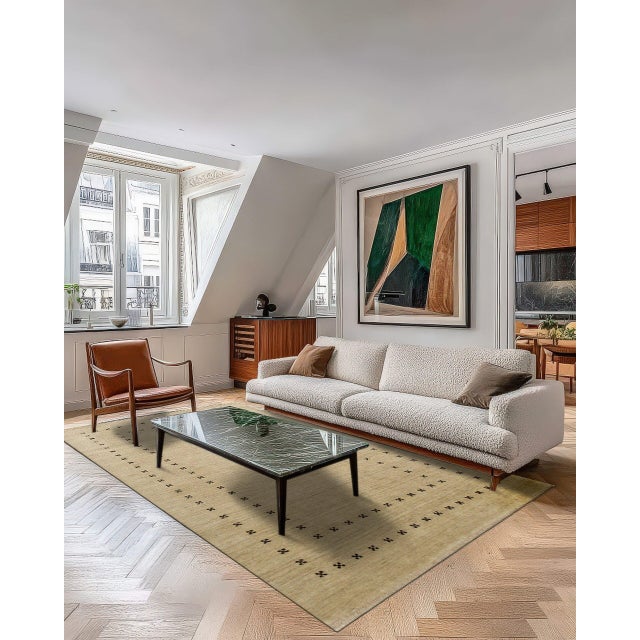 Jasmine Alluring Beige Handmade Wool Rug, Country of Origin: India. This exquisite piece showcases the refined weaving...