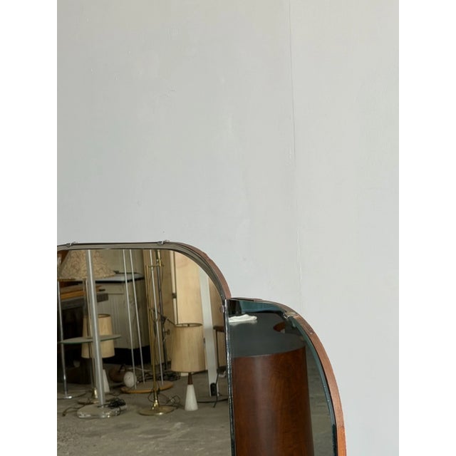 W40 D19 H64 Fully restored vintage oak dressing table in great condition. Item features a walnut finish , a newly...