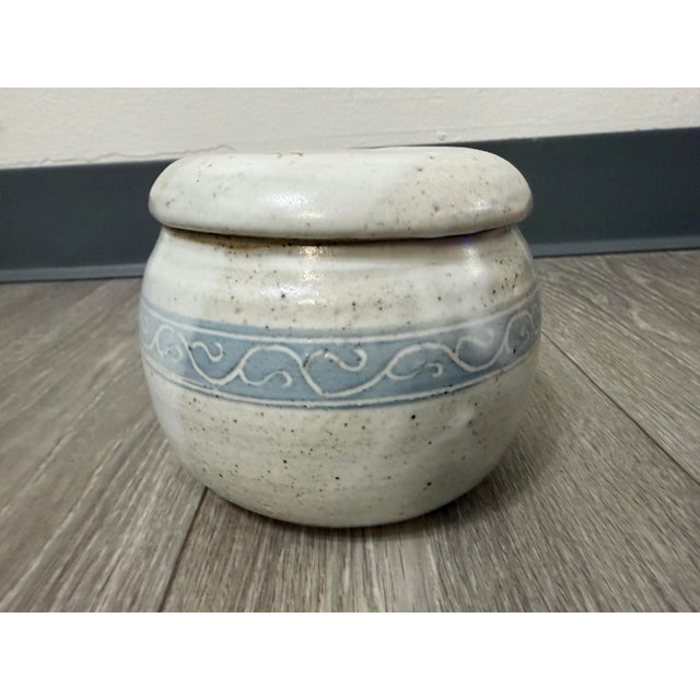 1950s Handmade 1955 Ceramic Butter Crock With Lid – Studio Pottery Swirl Band For Sale - Image 10 of 12