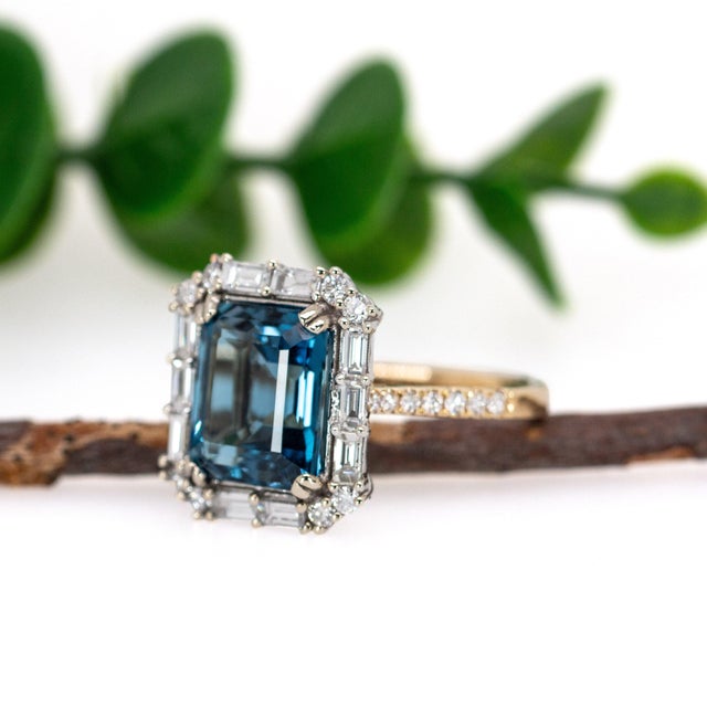5.46ct London Blue Topaz & Natural Diamond Ring in Solid 14k White & Yellow Gold, Size 6.75 For Sale - Image 4 of 7