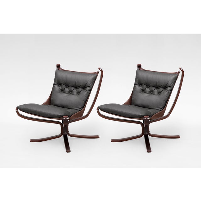 Vintage Falcon Chairs and Ottoman in Black Leather and Plywood by Sigurd Ressell for Vatne Møbler, 1970s, Set of 3 For Sale - Image 3 of 7