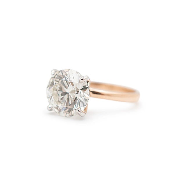 Modern Ladies 18K Rose & White Gold IGI 4.15ct I VVS2 Lab Grown Diamond Solitaire Engagement Ring For Sale - Image 3 of 9