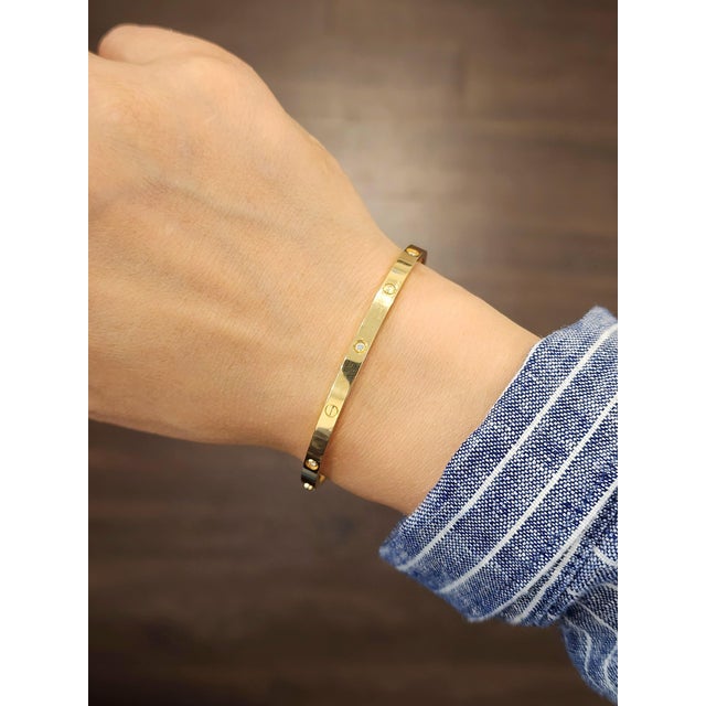 This exquisite bracelet is a testament to modern elegance, meticulously crafted in 18k yellow gold. Adorned with 6 natural...