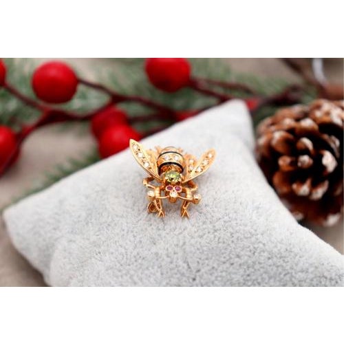 Bee Shaped Gold Brooch with Diamonds For Sale - Image 5 of 8