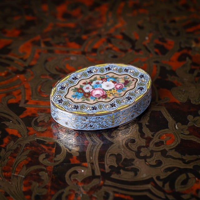 Antique 19th Century Swiss 18k gold and enamel snuff box made for the Ottoman market, oval with scalloped edges, the lid...