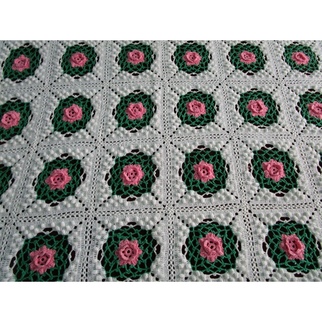 1970s Handmade Crochet Bedspread Rose Splendor or Rose Pineapple Granny Square With Fringe White Green Pink For Sale In Phoenix - Image 6 of 12