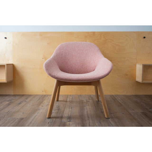 Easily curl up with your favorite book in this adorable Artifort Beso Lounger in pink.