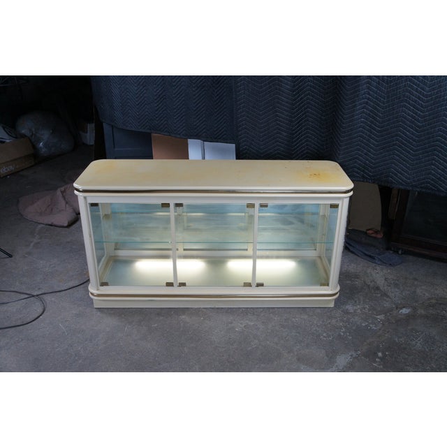 Off-white Mid 20th Century Hollywood Regency Off White Illuminated Display Cabinet Console Showcase Curio For Sale - Image 8 of 13