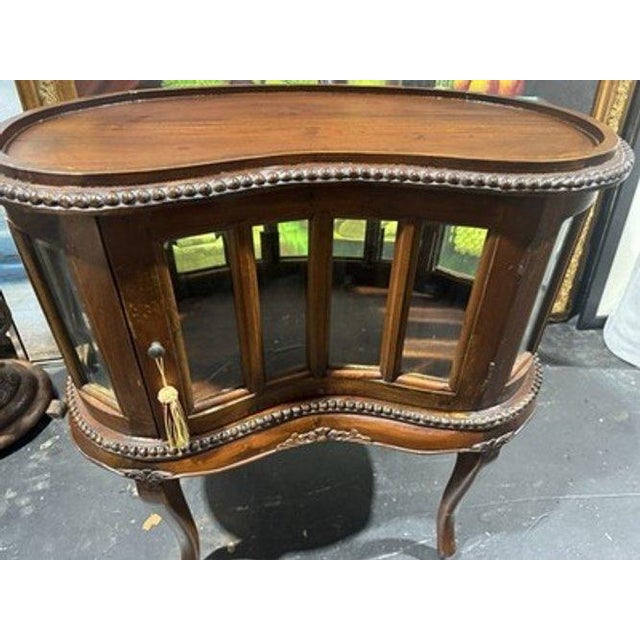 Queen Anne Late 20th Century Kidney Shaped Tea / Liquor Cabinet Table W/Beveled Glass & Wood Serving Tray For Sale - Image 3 of 5