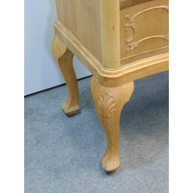 Queen Anne Queen Anne Scubed Pine Serpentine Sideboard For Sale - Image 3 of 10