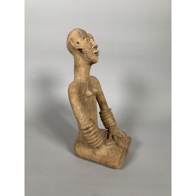 Title: Bankoni statuette, Mali, 13th-15th century, terracotta, red ochre, African tribal art For Sale - Image 9 of 9