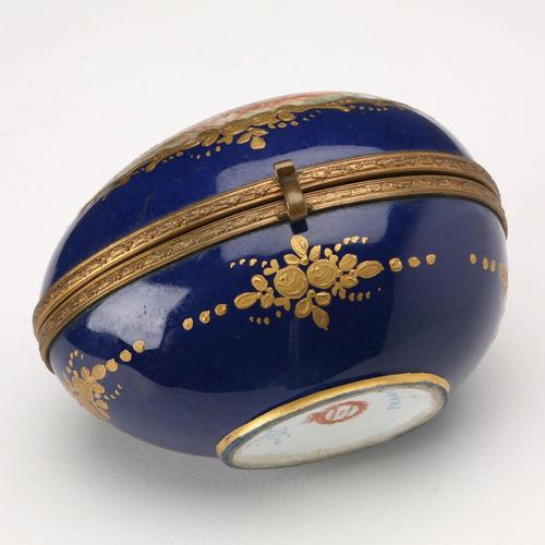 Blue Sèvres Porcelain Jewelry Box from Chateau des Tuileries For Sale - Image 8 of 10