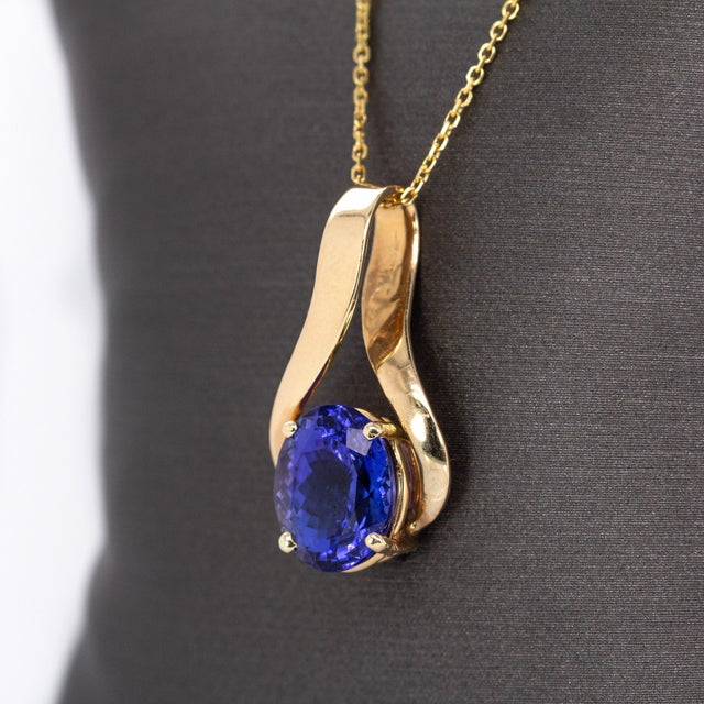 2.5cts Tanzanite Solitaire Estate Pendant in 14k Solid Yellow Gold | Ov 10x8mm For Sale - Image 4 of 6