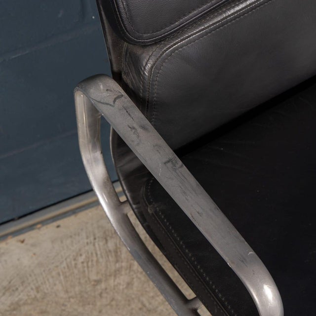 Metal Vintage EA217 Chair in Black Leather by Charles & Ray Eames for ICF, 1969 For Sale - Image 7 of 17
