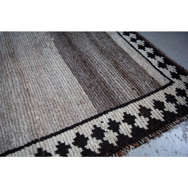 1930s 1940s Antique Tribal Geometric Brown Cream With Abrash Rug Runner - 3’4” X 6’8” For Sale - Image 5 of 10
