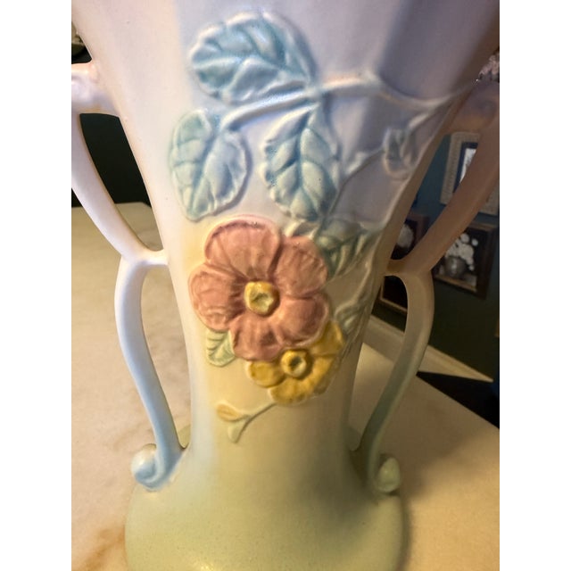 This vintage Hull Art Pottery Art Deco Dogwood Vase #510-10 1/2 from the 1940s is a stunning piece of North American...