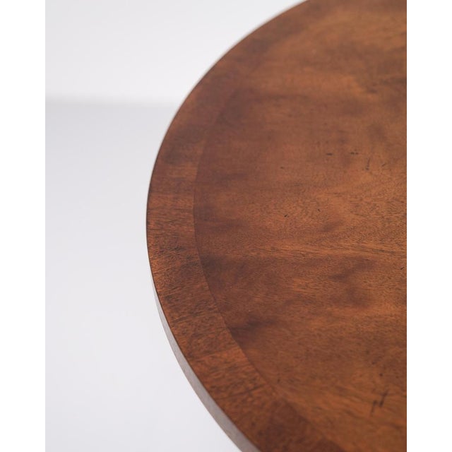 Antique side table in mahogany from the 1890s with a turned column. English style with a classic and decorative...