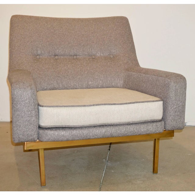 Mid-Century Modern 1970s Arflex Italian Brass Base Two-Tone Pepper Cream and Taupe Gray Armchair For Sale - Image 3 of 13