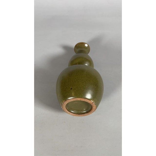 Qianlong period (1736-1795) Gourd-shaped vase, olive green speckled glazed porcelain of the "tea powder" type. China....
