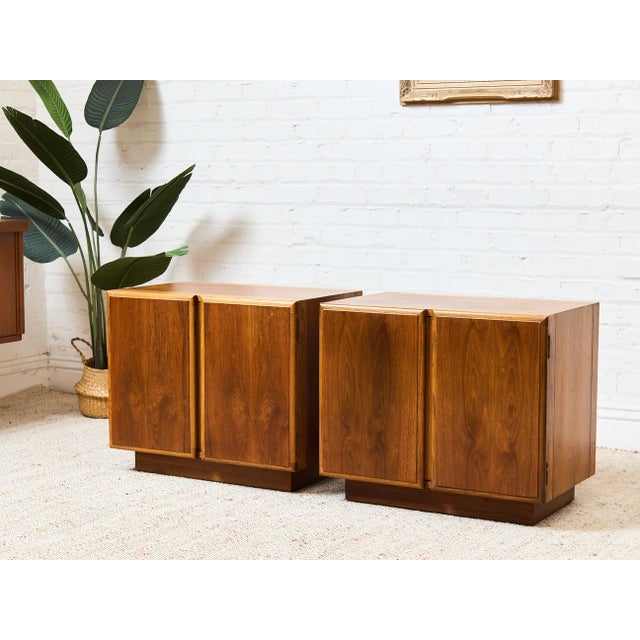 Chestnut Mid 20th Century Pair of Double Double Door Nightstands by Lane, Attributed For Sale - Image 8 of 12