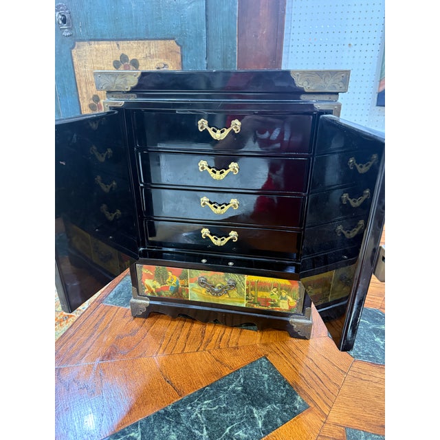 Traditional VTG Korean Hwagak Ox Horn Jewelry Box Chest Reverse Painted W/Butterfly Key For Sale - Image 3 of 10