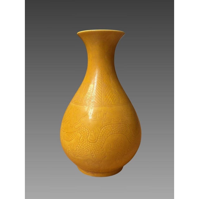 Incised monochrome yellow porcelain vase - China, Qing Dynasty For Sale - Image 4 of 4