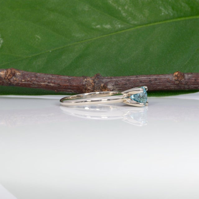 Metal 1.07ct Blue Zircon Estate Ring in Solid 10k Gold, Round Cut 5mm - Solitaire Ring, Size 4.25 For Sale - Image 7 of 9