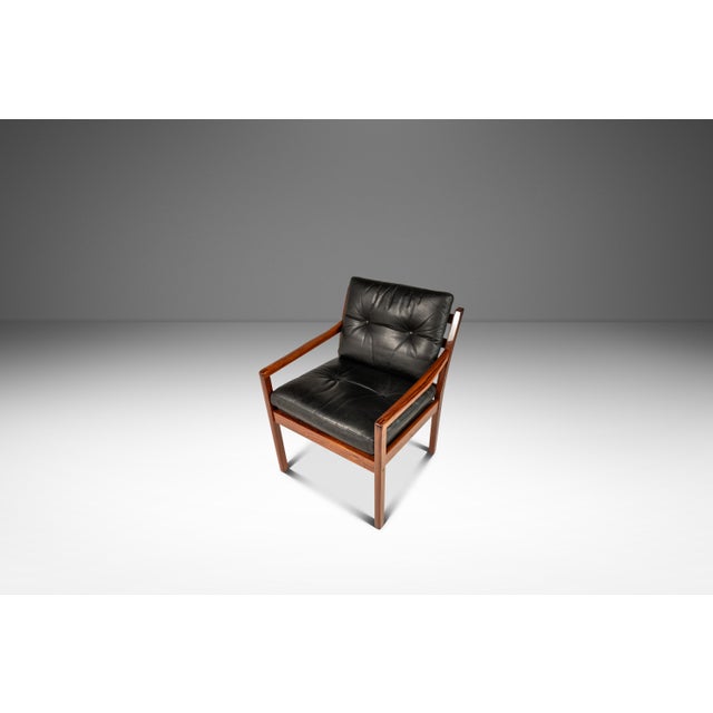 Introducing an iconic model 806 lounge chair designed by Fredrik A. Kayser for Vatne Møbler. Found in stunning original,...