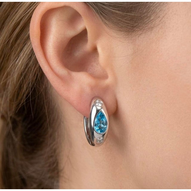 Gracefully modern with a refined brilliance, these elegant earrings showcase a striking combination of vibrant color and...