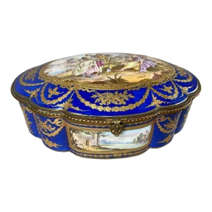 Large 19th Century Sévres Porcelain Box With Gallant Scene