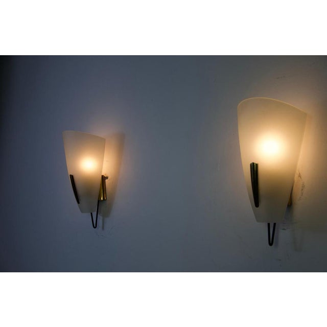 Stilnovo Mid-Century Brass and Glass Wall Lamps attributed to Stilnovo, Italy, 1960s, Set of 2 For Sale - Image 4 of 8