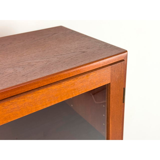 Timeless reddish-brown teak display cabinet designed by B. Mogensen for Søborg Møbelfabrik. High-quality construction with...