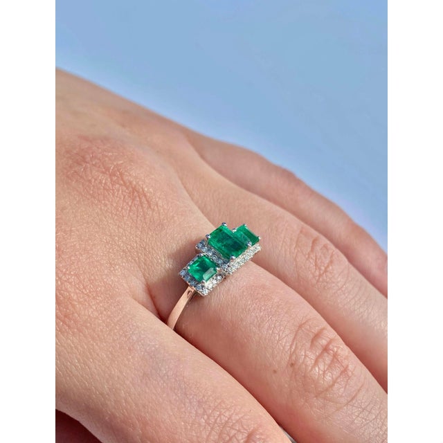 1.03 Carat Emerald and Diamond 3-Stone Ring in 18k White Gold Setting Size 7.5 For Sale - Image 9 of 10