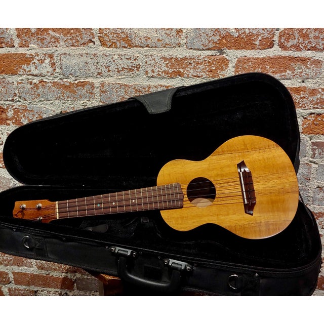 GString Vintage Hawaiian Ukulele w/case size 8 x 3 x 24" dimension 24 inch long A beautiful piece that will add to your...