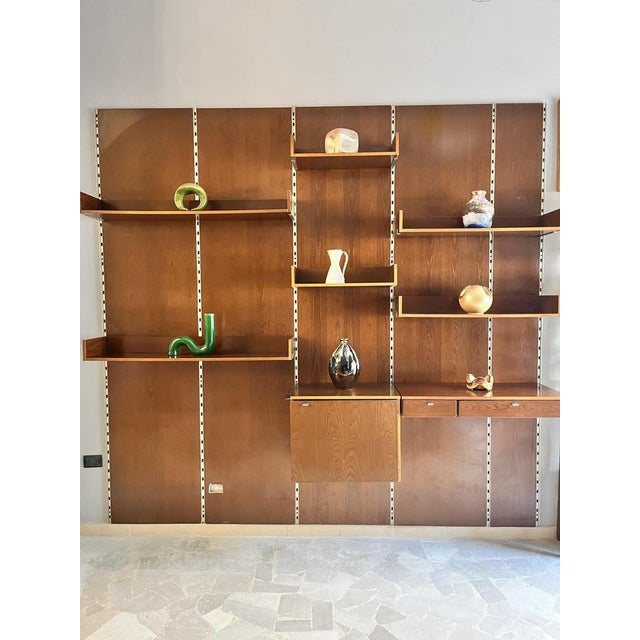 Boiserie bookcase Solid wood with metal uprights, on which shelves and hanging units can be mounted at various heights....