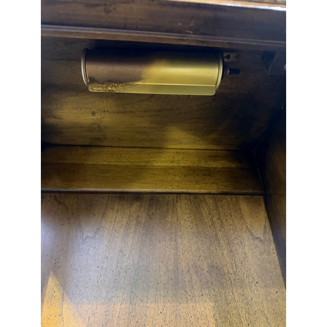 English Vintage Davis Cabinet Co. 1657 Hutch – Fleming Walnut Breakfront China Cabinet For Sale - Image 3 of 8