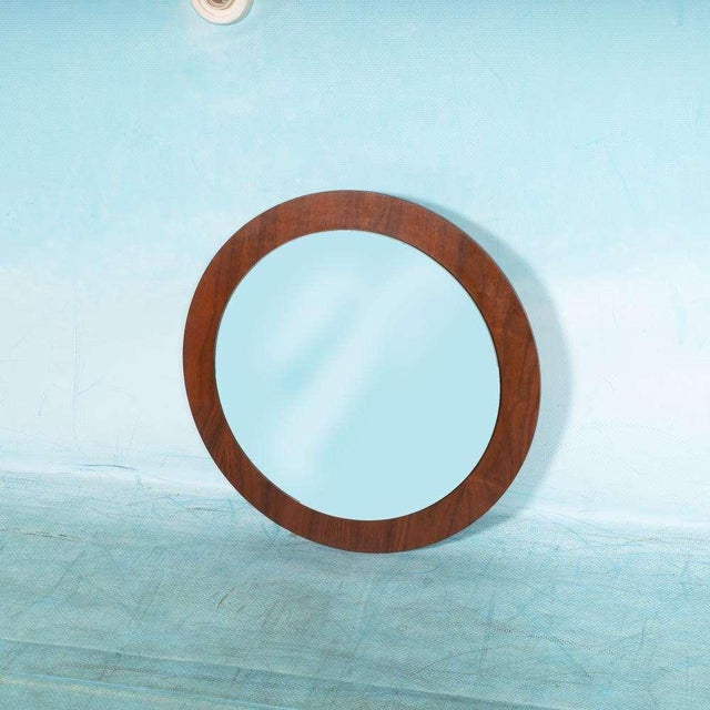 Organically shaped round mirror from the sixties with a beautiful warm color in the grain of the wood. The mirror has a...