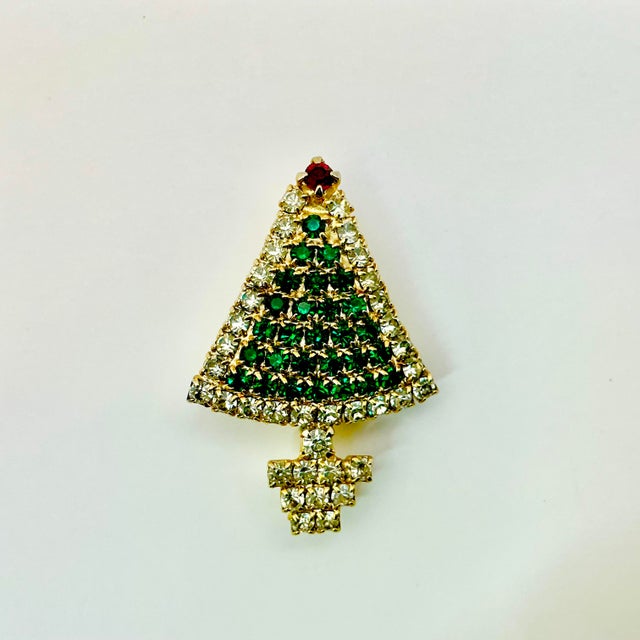 1950s Vintage Boho Chic Americans Hollywood Regency Rhinestone Christmas Tree Brooch. For Sale - Image 4 of 6