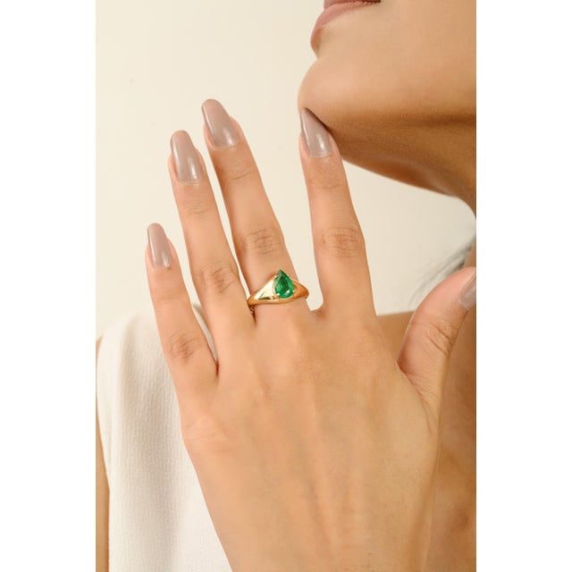 Contemporary Style Pear Cut Emerald Solitaire Ring in 14k Solid Gold Size 7 For Sale In New York - Image 6 of 12