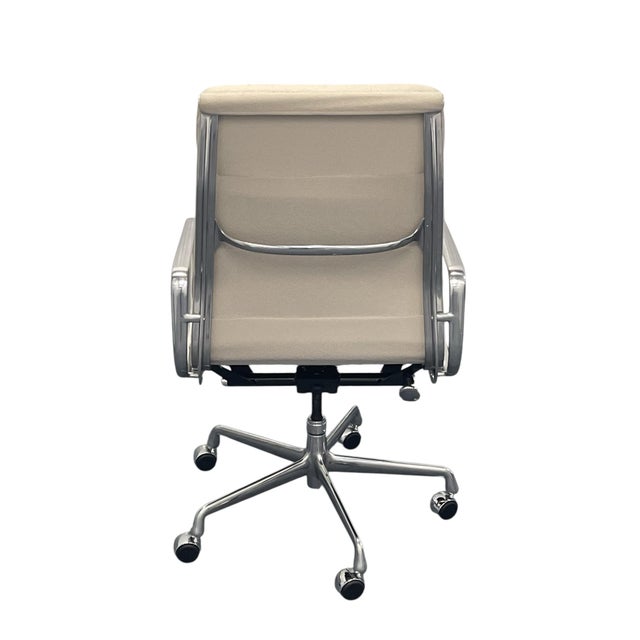 Eames for Herman Miller Soft Pad Executive Chair Ea437 in Buff Pebble Weave (2022) For Sale In Naples, FL - Image 6 of 12