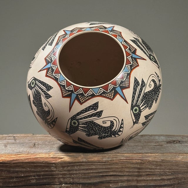 Mexican Roberto Bañuelos Vintage Mata Ortiz Polychrome Sgraffito Vase W/ Rabbit Design, Signed For Sale - Image 3 of 7