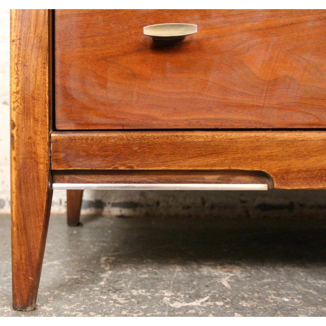 Mid 20th Century Walnut Hiboy Dresser by Harmony House For Sale - Image 12 of 16