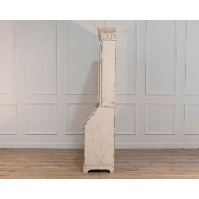 European two-part vitrine cabinet with fine carvings, circa 1790 For Sale - Image 12 of 17
