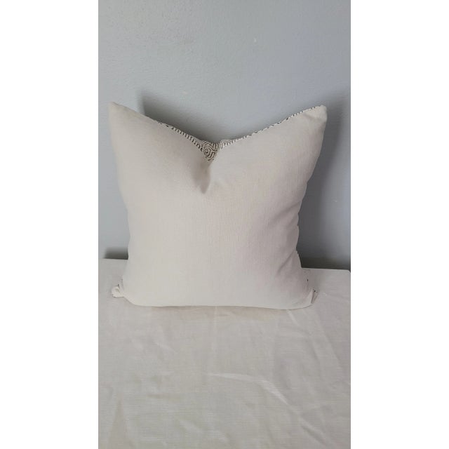 China Seas Quadrille Maze Front Fabric. Ivory Linen from Pindler back fabric. Size: 20" x 20" Hidden zipper. Pillow Cover...