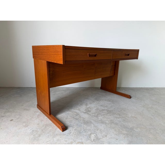 Beautifully crafted in Denmark by Vi-Ma Møbler, this 1970s Mid-Century Modern teak desk showcases the clean Scandinavian...