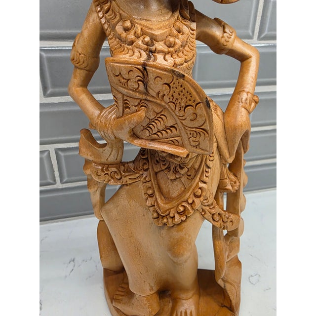 Amber Late 20th-Century Balinese Modernist Wood Carving of a Janger Fan Dancer – 13.5-Inch Decorative Sculpture For Sale - Image 8 of 11